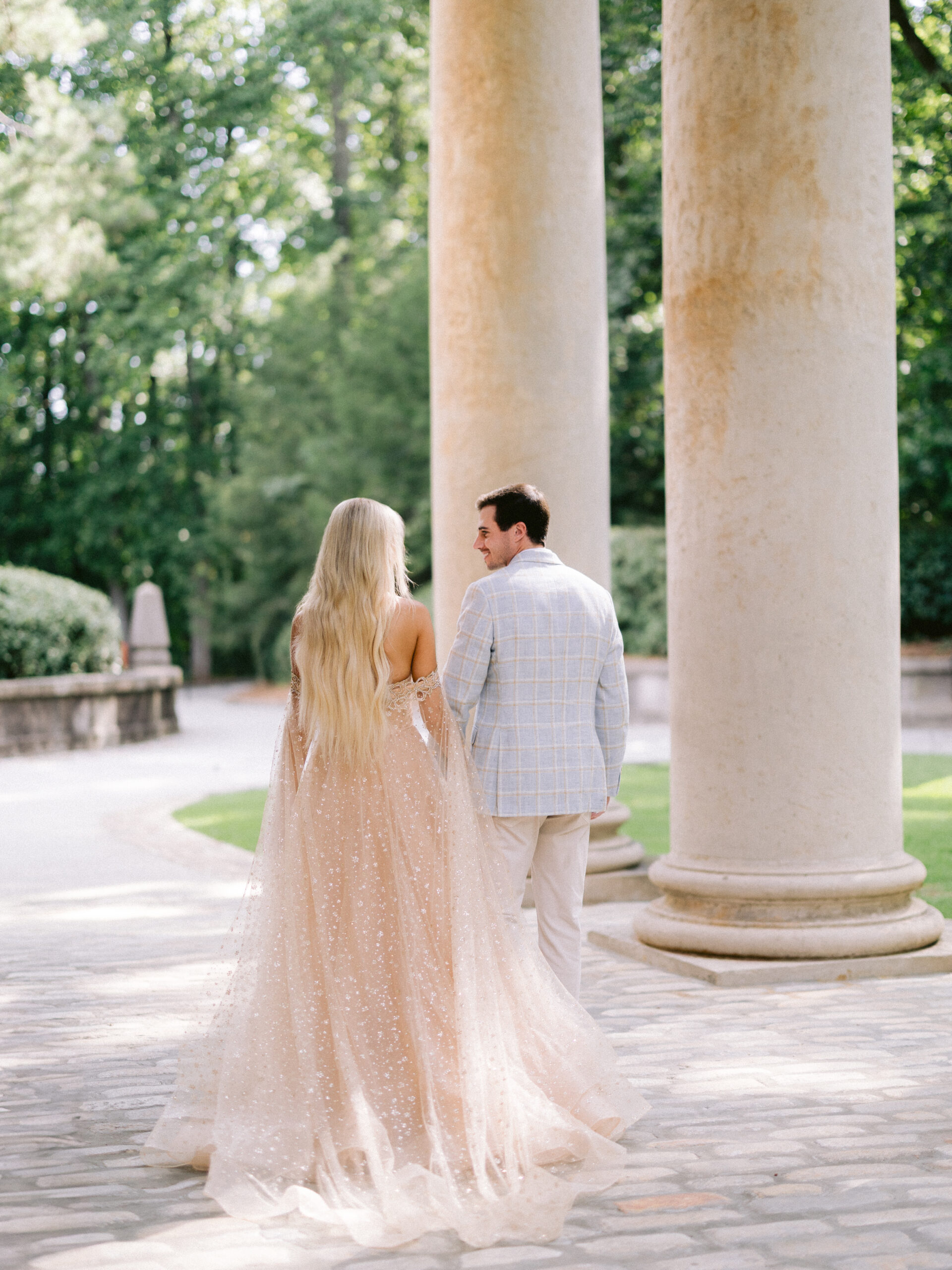 couple-walking-away-from-camera-at-the-swan-house