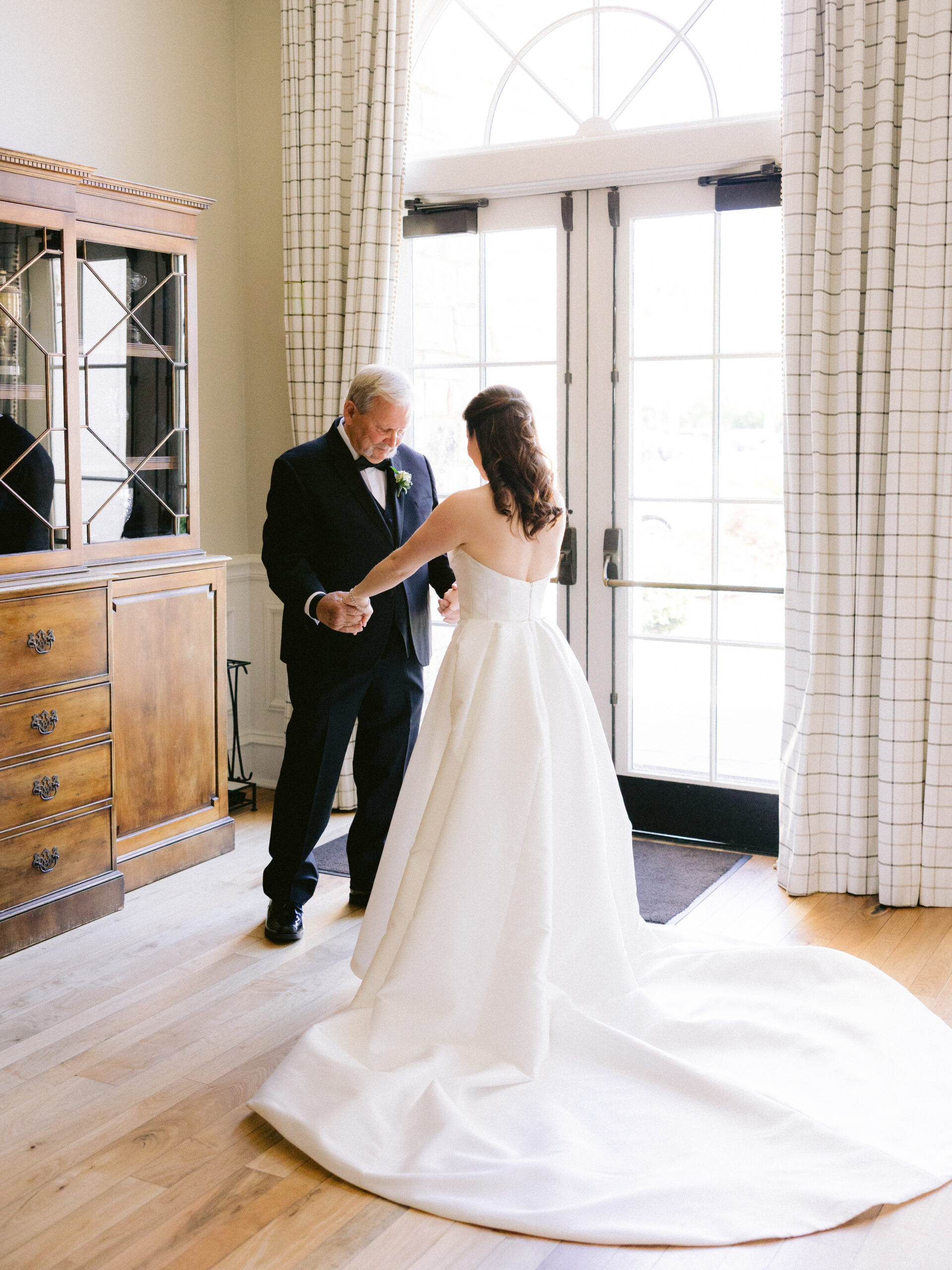 bride first look with dad at country club wedding